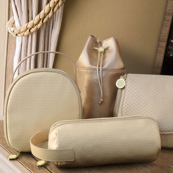 Bvlgari x Emirates Synthetic Leather & Fabric Toiletry Bags - Picture 4 of 9